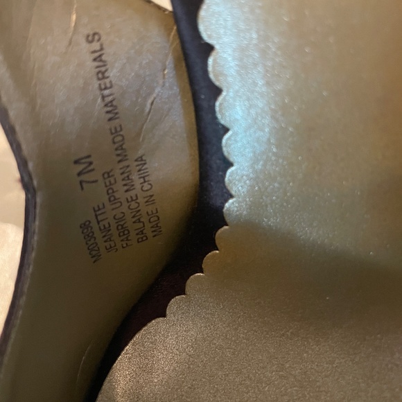 Me Too Rich Brown Satin Peep Toe 4" Heels Size 7M - Picture 6 of 9